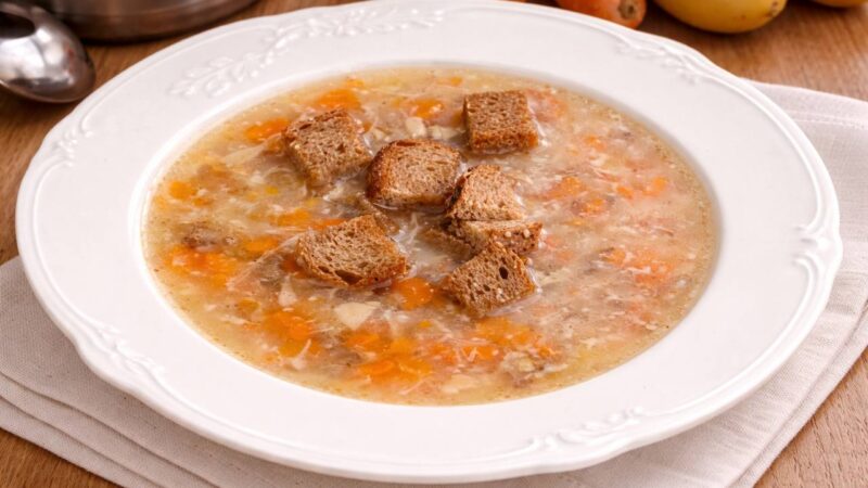 kureci-polevka-se-zeleninou-a-krutony